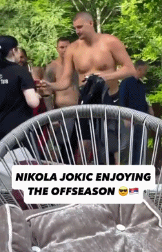 约基奇休赛期玩儿漂流大肚子明显，美媒：要是东契奇得被交易了