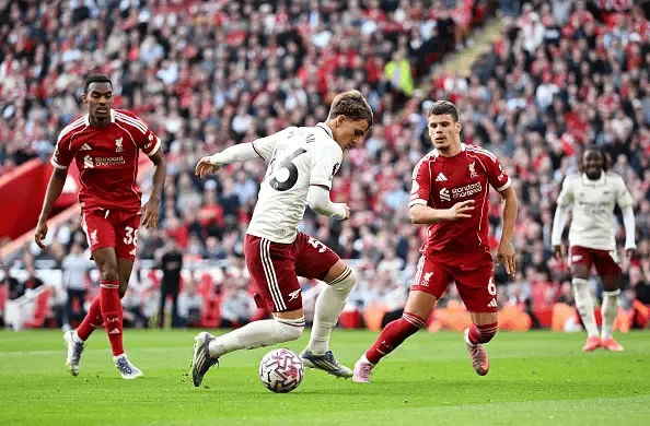 斯洛特：今天听卡拉格的意见调整了战术，能赢阿森纳太棒了