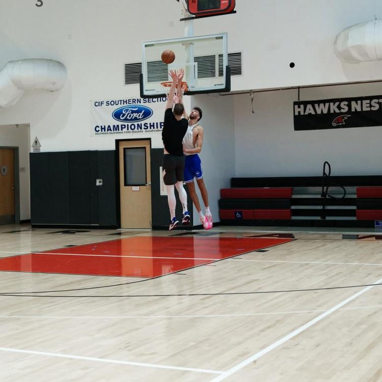 开云网站-真激烈！霍姆格伦训练中对抗哈滕 衣服快被扯掉