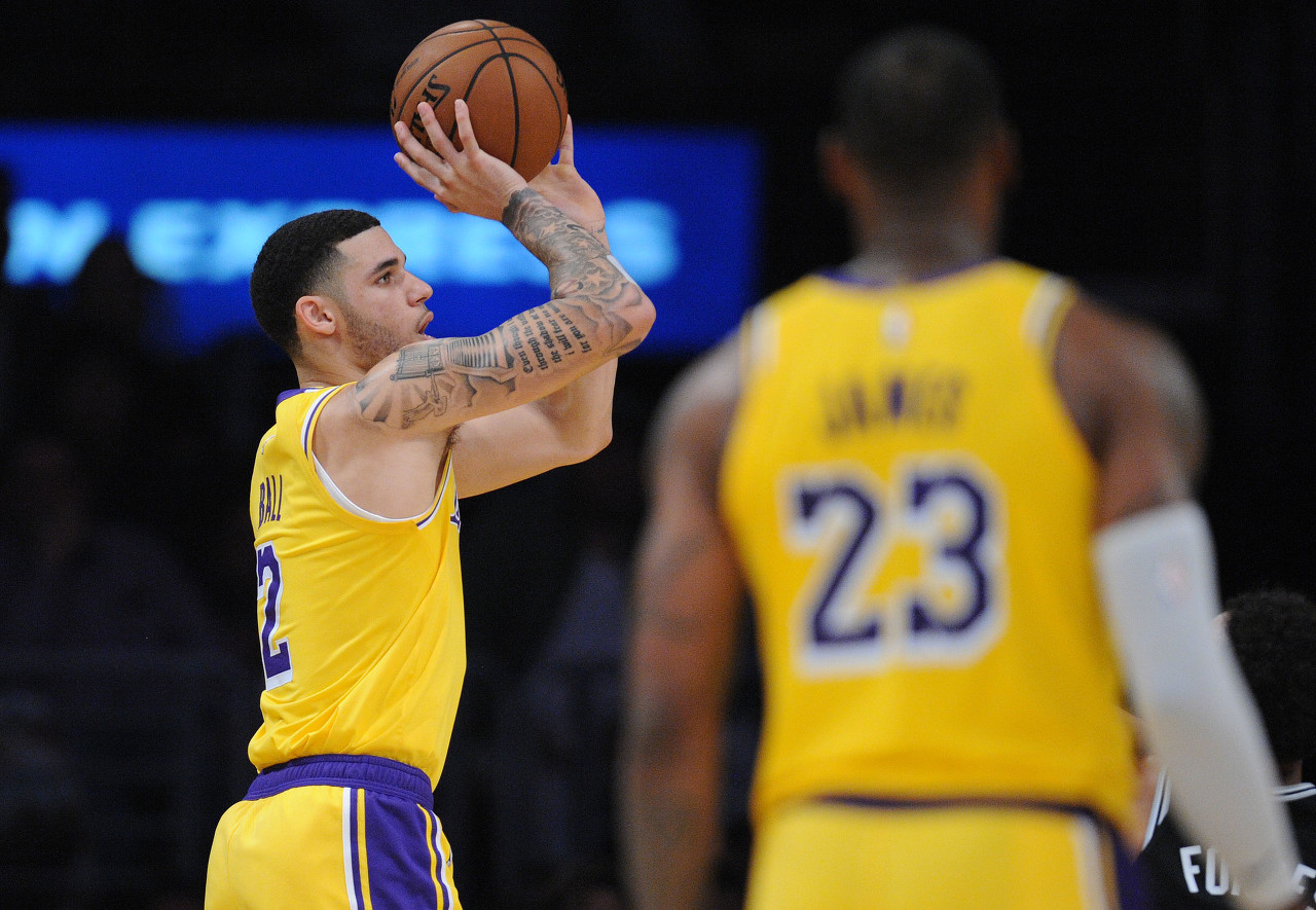 开云网站-湖媒：勇士那样为了交易而交易不可取 湖人应在买断市场签下鲍尔